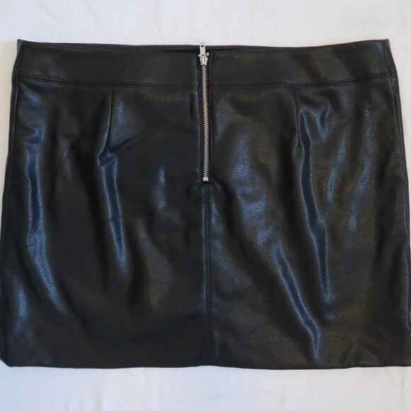 H&M Divided Faux/Vegan Leather Skirt - Picture 3 of 3